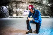 "Terra X"-Moderator Uli Kunz in einer Salzkathedrale auf Sizilien. Das Salz, das sich hier unten in Schichten abgelagert hat, ist Zeitzeuge einer der gr&ouml;&szlig;ten &uuml;berirdischen Wasserf&auml;lle der Geschichte.