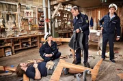 Nele Fehrenbach (Floriane Daniel, 2.v.l.) und ihre Kollegen Andreas Rambach (Ole Puppe, 2.v.r.) und Pirmin Spitznagel (Simon Werdelis, r.) finden den Werfteigentümer André Pohl (Denis Schmidt, l.) schwer verletzt in seiner Werkstatt. Nele Fehrenbach (Floriane Daniel, 2.v.l.) und ihre Kollegen Andreas Rambach (Ole Puppe, 2.v.r.) und Pirmin Spitznagel (Simon Werdelis, r.) finden den Werfteigentümer André Pohl (Denis Schmidt, l.) schwer verletzt in seiner Werkstatt.