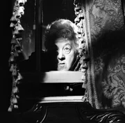 Ein neuer Fall f&uuml;r Miss Marple (Margaret Rutherford): Der schwerreiche Mr. Enderby bricht ausgerechnet vor ihr leblos zusammen. War es Mord?