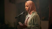 Amina (Anjana Vasan) wagt sich auf die B&uuml;hne &ndash; und k&auml;mpft beim Poetry-Slam gegen ihr Lampenfieber an.