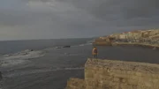 Dr. Albert Lin mit Blick auf die Lagune in Akko, Israel.
