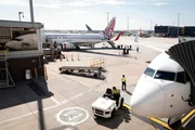 Passagiere steigen am Flughafen Melbourne in ein Flugzeug. Der Flughafen Melbourne ist Australiens verkehrsreichster Flughafen mit jährlich über 35 Millionen Passagieren.