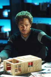 Für Warrick (Gary Dourdan) und seine Kollegen beginnt ein Wettlauf mit der Zeit, um den Mörder, der mit Mini-Modellen den geplanten Tatort detailgenau ankündigt, zu fassen.