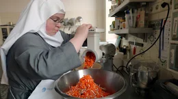 Schwester Bonifatia ist die K&uuml;chenchefin und kocht f&uuml;r die 20 Schwestern der Abtei Mariendonk. Sie ist au&szlig;erdem Spezialistin f&uuml;r altlateinische Bibelhandschriften.