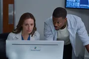 Dr. Amy Larsen (Molly Parker) und Dr. TJ Coleman (Patrick Walker) +++ Die Verwendung des sendungsbezogenen Materials ist nur mit dem Hinweis und Verlinkung auf RTL+ gestattet. Dr. Amy Larsen (Molly Parker) und Dr. TJ Coleman (Patrick Walker) +++ Die Verwendung des sendungsbezogenen Materials ist nur mit dem Hinweis und Verlinkung auf RTL+ gestattet.