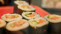 Sushi &uuml;berall: einst teures Gourmet-Essen f&uuml;r Gutverdienende, heute ein weltweites Fastfood-Ph&auml;nomen.