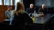 Die Münchner Kommissare Ivo Batic (Miroslav Nemec) und Franz Leitmayr (Udo Wachtveitl) reisen nach Dortmund, um Pippo Mauro für einen Mord zur Rechenschaft zu ziehen. Doch ihre Dortmunder Kolleg*innen um Martina Bönisch (Anna Schudt) und Jan Pawlak (Rick Okon, v.r.n.l.) wollen erst mehr über die Hintergrundorganisation der Familie erfahren, bevor sie zugreifen.