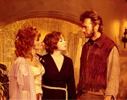 Im &ouml;rtlichen Bordell bereiten der S&ouml;ldner Hogan (Clint Eastwood, r.), Sara (Shirley MacLaine, M.) und eine Dirne den Sturm auf die franz&ouml;sische Festung vor.