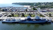 Die ORP Błyskawica liegt im polnischen Hafen von Gdynia, Polen, vor Anker.