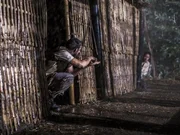 Klusmann trifft einen Mitgefangenen, einen Laoten namens Buon Mi. Mithilfe der Zeichensprache schmieden sie einen gemeinsamen Fluchtplan. Klusmann trifft einen Mitgefangenen, einen Laoten namens Buon Mi. Mithilfe der Zeichensprache schmieden sie einen gemeinsamen Fluchtplan.