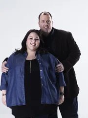 (1. Staffel) - Lernen sich in einer Selbsthilfegruppe Kennen und Lieben: Kate (Chrissy Metz, l.) und Toby (Chris Sullivan, r.) ...
