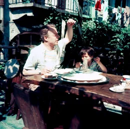 Teddy Lemke (Heinz R&uuml;hmann) und der kleine Ulli (Oliver Grimm) sind ein Herz und eine Seele. Ulli h&auml;lt Lemke f&uuml;r seinen Vater, in Wiklichkeit ist er jedoch ein Pflegekind, dessen Mutter in Amerika lebt.