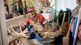 Der K&uuml;nstler und Ken Thaiday arbeitet mit traditionellen Motiven und Materialien.