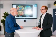 Harald Lesch (l.) spricht mit dem Leiter der deutschlandweit größten Psilocybin-Studie, Prof. Gerhard Gründer (r.). An der Studie nahmen 144 Patientinnen und Patienten mit Depressionen im Alter von 25 bis 65 Jahren teil. Die Ergebnisse sind noch nicht veröffentlicht.
