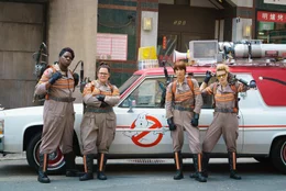 Die Ghostbusters Patty Tolan (Leslie Jones, l.), Abby Yates (Melissa McCarthy, 2.v.l.), Erin Gilbert (Kristen Wiig) und Jillian Holtzmann (Kate McKinnon, r.) in voller Montur.