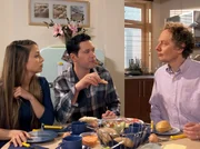 Philipp Brentano (Thomas Koch, Mitte) und Arzu Ritter (Arzu Bazman, links) freuen sich, dass Philipps Onkel Wolfram (Thomas Bading) zu Besuch in Leipzig ist. Bei der Gelegenheit möchte Wolfram sich von Philipp untersuchen lassen, da er seit geraumer Zeit von Kopfschmerzen geplagt wird.