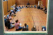 Wie geht’s jetzt weiter? Die Tutoren des Wildnis Camps erklären den Neuankömmlingen in der Turnhalle der Schule die Pläne für die nächsten Tage