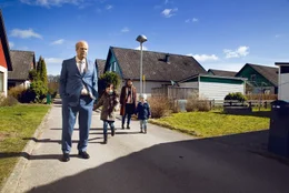 Ove  (Rolf Lassg&aring;rd) verbringt viel Zeit mit der Nachbarsfamilie, die neu zugezogen ist: Parvaneh (Bahar Pars, 2.v.r.) und deren T&ouml;chter Sepideh (Nelly Jamarani, l.) und Nasanin (Zozan Akg&uuml;n).