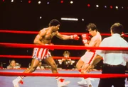 Rocky Balboa (Silvester Stallone, r.) will unbedingt gegen Apollo Creed (Carl Weathers) gewinnen