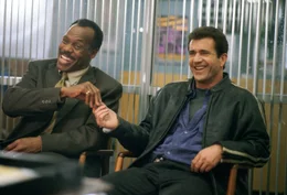 Martin Riggs (Mel Gibson, r), Roger Murtaugh (Danny Glover, l)