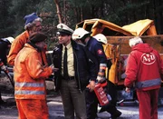 Kommissar Marcus Bodmer (Uwe Büschken) ist am Unfallort angekommen. Er befragt Helmut (Jürgen Mai, vorne) und Rudolf (Uwe Karpa), die beiden Männer der Autobahnmeisterei, nach dem Tathergang. Kommissar Marcus Bodmer (Uwe Büschken) ist am Unfallort angekommen. Er befragt Helmut (Jürgen Mai, vorne) und Rudolf (Uwe Karpa), die beiden Männer der Autobahnmeisterei, nach dem Tathergang.