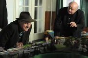 Pfarrer Kurz und Bürgermeister Schattenhofer haben ihre Freude mit der Modelleisenbahn. Von links: Lorenz Schattenhofer (Werner Rom) und Vinzenz Kurz (Hans Stadlbauer).