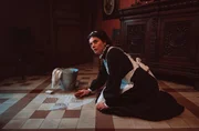 Dem Zimmermädchen Sophie (Joyce Ilg) entgeht nichts.