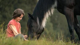 Ari (Luna Paiano) ist neu auf Kaltenbach und f&uuml;hlt sich sofort zum traumatisierten Hengst Ostwind hingezogen.
