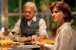 Violas Eltern Holger Helmrich (Dominic Raacke) und Beatrice Helmrich (Victoria Trauttmansdorff) erwarten, dass Linus getauft wird.