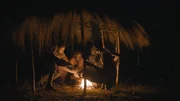 Hazen und Tugans bei einem Lagerfeuer nach ihrer n&auml;chtlichen Speerfischer-Expedition. (National Geographic f&uuml;r Disney)