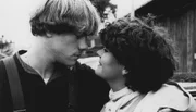 Zwischen zwei Fahrten schmust Harald Mewes (Marco Kröger) mit seiner Freundin Bea (Ilse Biberti). Zwischen zwei Fahrten schmust Harald Mewes (Marco Kröger) mit seiner Freundin Bea (Ilse Biberti).