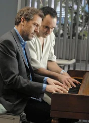 Dr. House am Piano, v.li.: Hugh Laurie als Dr. Gregory House, Dave Matthews als Patrick