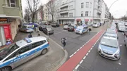 Nach dem Fund einer Leiche wurde die Kreuzung an der F&ouml;herstra&szlig;e durch Einsatzfahrzeuge der Berliner Polizei weitr&auml;umig abgesperrt. Die Kriminaltechniker des LKA Berlin errichteten einen Pavillon &uuml;ber der Leiche, um den Fundort vor Witterungseinfl&uuml;ssen und Schaulustigen zu sch&uuml;tzen.
