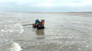 Kevin Peet hält am Formby Beach die Tradition des Shrimp Fishing hoch – ganz modern mit dem Quad-Bike statt Pferd oder Traktor. Kevin Peet hält am Formby Beach die Tradition des Shrimp Fishing hoch – ganz modern mit dem Quad-Bike statt Pferd oder Traktor.