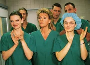 Nach gelungener Operation ist Dr. Schmidt der Applaus seiner Kollegen (v.li. Kerstin Thielemann, Mariele Millowitsch, Mina Tander) sicher.