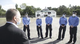 Polizeianwärter bei einer Lehreinheit in der KZ-Gedenkstätte Sachsenhausen. Polizeianwärter bei einer Lehreinheit in der KZ-Gedenkstätte Sachsenhausen.