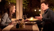 Anna (Ursula Buschhorn, l.) und Christian (Francis Fulton-Smith, r.) verbringen einen schönen Abend zu zweit.