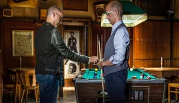 Der l&auml;ssige Lebemann Tom (Christoph Maria Herbst, li.) versucht, seinen spie&szlig;igen Bruder Matthias (Christoph Maria Herbst, re.) etwas aufzulockern.