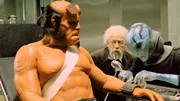 L-R: Hellboy (Ron Perlman), Trevor "Broom" Bruttenholm (John Hurt) und Abe Sapien (Doug Jones)