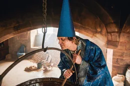 Kartoffeln kochen ist f&uuml;r Zauberer Petrosilius Zwackelmann (August Diehl) Chefsache, denn er liebt die dicken Knollen wie nichts anderes. Das l&auml;stige Sch&auml;len dagegen &uuml;berl&auml;sst er gerne seinem K&uuml;chenjungen Kasperl (Hans Marquardt).