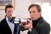 Britta Fischer (Bettina Redlich, l.) hilft ihrem Neffen Max von Behlem (Thorsten Krohn, r.). Seit der Entf&uuml;hrung ist er immer noch traumatisiert.