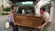 Marijke und Trödelexperte Antoine wollen versuchen, wenigstens Omas Musiktruhe an den Mann zu bringen. Marijke und Trödelexperte Antoine wollen versuchen, wenigstens Omas Musiktruhe an den Mann zu bringen.