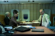 UN-Generalsekretär Dag Hammarskjöld (Peter James Howarth, r.) und seine Begleiter ahnten damals noch nicht, dass ihr Flugzeug abstürzen würde. War es am Ende ein Unfall oder Mord?