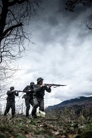 REENACTMENT - Deutsche Soldaten rücken in höchster Alarmbereitschaft vor. Schauspieler Alessandro Pekin (Holdout II Productions Inc./Sean F. White) REENACTMENT - Deutsche Soldaten rücken in höchster Alarmbereitschaft vor. Schauspieler Alessandro Pekin (Holdout II Productions Inc./Sean F. White)