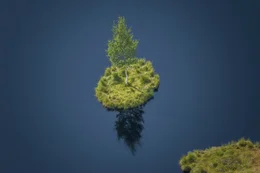 Luftaufnahme von einem Moorsee.