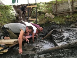 Arch&auml;ologen sichern eine Fundstelle.  Die Verwendung des sendungsbezogenen Materials ist nur mit dem Hinweis und Verlinkung auf RTL+ gestattet.