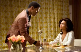 Curtis Taylor Jr. (Jamie Foxx, l.) gelingt es, Deena (Beyonc&eacute; Knowles, r.) den Platz der Leads&auml;ngerin bei den neuformierten "The Dreams" zu verschaffen. Doch schon bald bemerkt Deena, dass ihr Ehemann massive Probleme hat ...