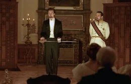 Als der Illusionist Eisenheim (Edward Norton, l.) w&auml;hrend einer Vorstellung den rachs&uuml;chtigen und hemmungslosen Kronprinzen Leopold (Rufus Sewell, r.) beleidigt, eskaliert der Streit zwischen ihnen - mit weitreichenden Folgen ...