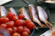 Geräucherte Rotbarben und frische Tomaten Geräucherte Rotbarben und frische Tomaten