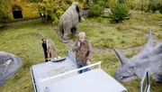 Fritz Fuchs (Guido Hammesfahr, l.) und sein Freund Julius (Jörg Schüttauf, r.) sind auf der Suche nach einem sensationellen Ausstellungsstück fürs Naturkundemuseum.